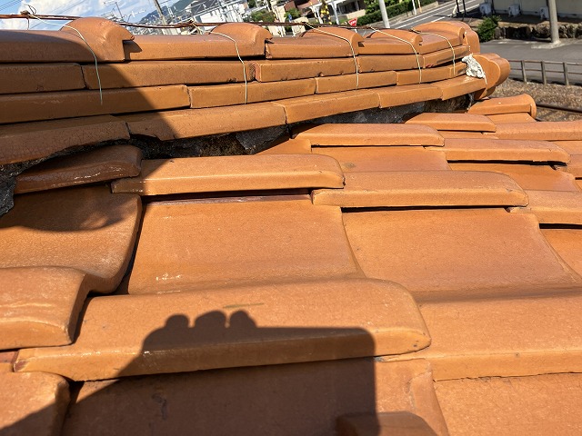 棟が上下に波打っている